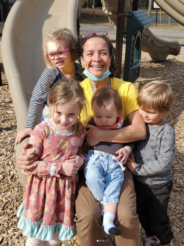 Teacher Claudia Gonzalez enjoys with their childer outgoing
              at the park while they learn Spanish